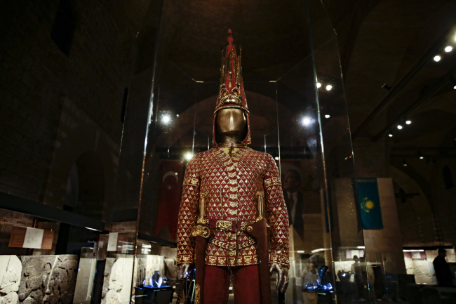 Altın Elbiseli Adam