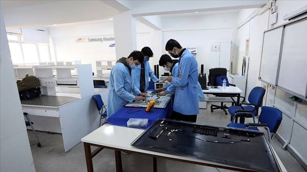 Üniversiteye giriş değil mesleki eğitim teşvik edilmeli