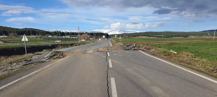 Bilim adamları: Dünyanın iki parçası birbirinin yanından kaydı