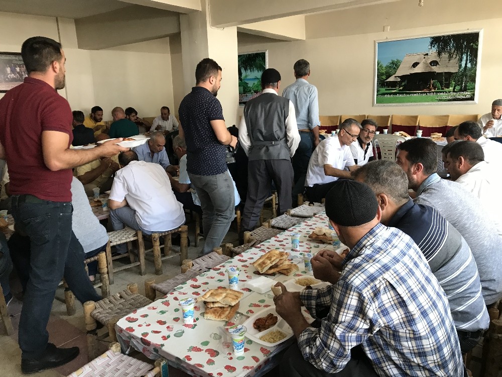 Taziye yemeğinde karabiber istemek